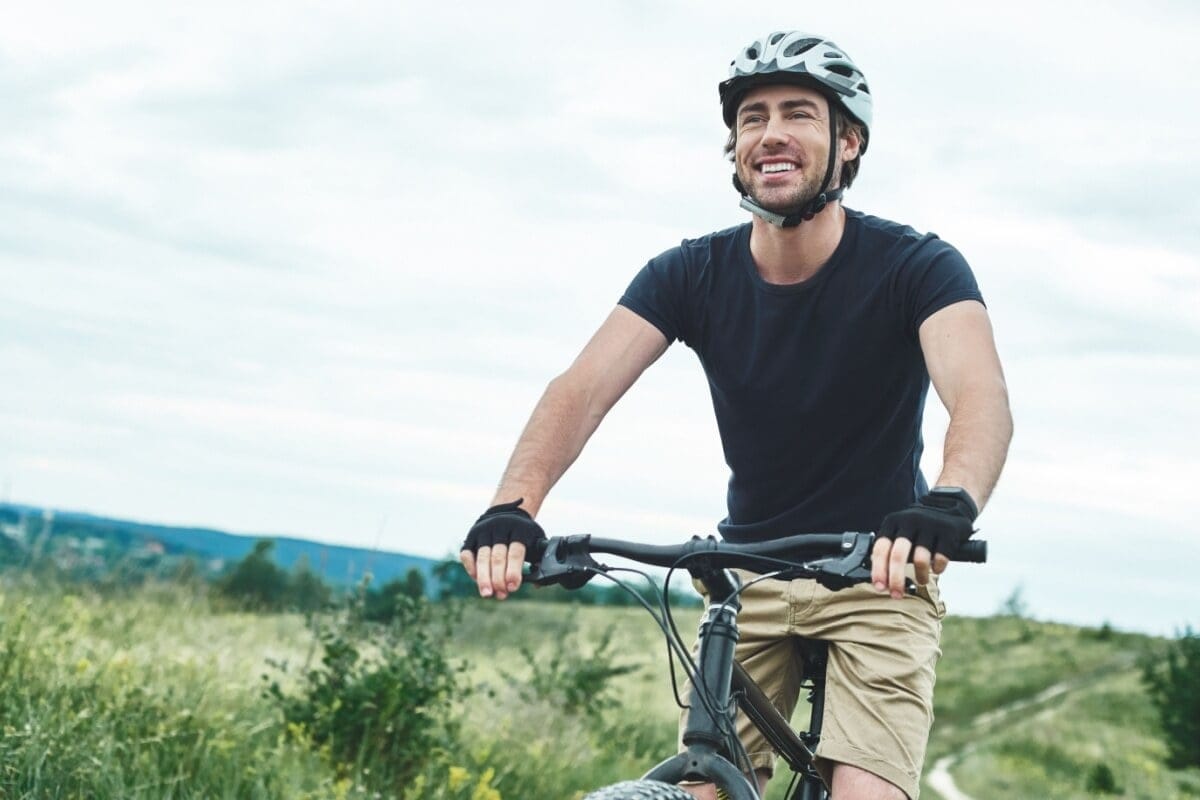 Motorista pode ser multado por não dar preferência a ciclista; uso de fone ao pedalar também é proibido