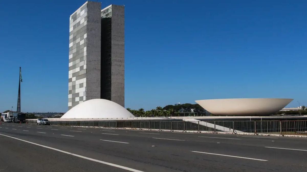 Conheça os projetos que prometem devolver auxílios e cortar descontos de aposentados federais