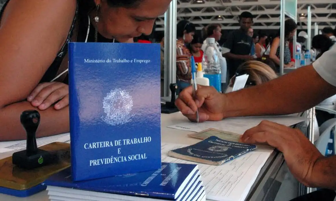 Trabalhar mais de dois dias por semana na mesma casa pode exigir registro em carteira e caracterizar vínculo doméstico