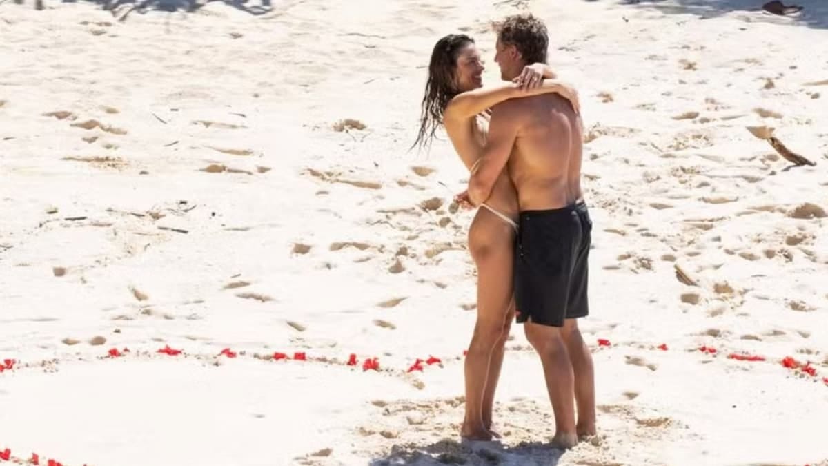 Alessandra Ambrósio anuncia noivado durante viagem à Indonésia
