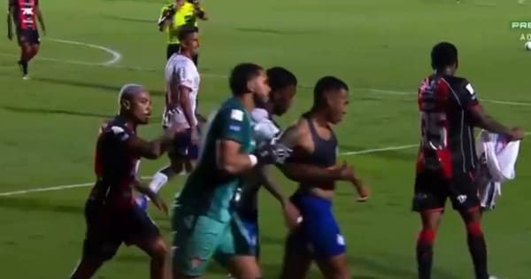 VÍDEO: Cacá rasga camisa de Jean Lucas após comemoração do volante em segundo gol no Ba-Vi
