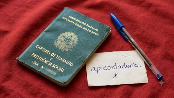 Vai se aposentar por idade? Veja o que checar na carteira antes de dar entrada no INSS