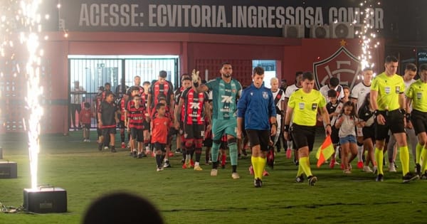 Vitória será julgado pelo STJD por bomba arremessada em jogo contra o Vasco