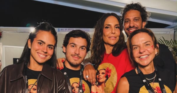 Ivete Sangalo posa coladinha com o namorado, Tiago Maia, em bastidores de show